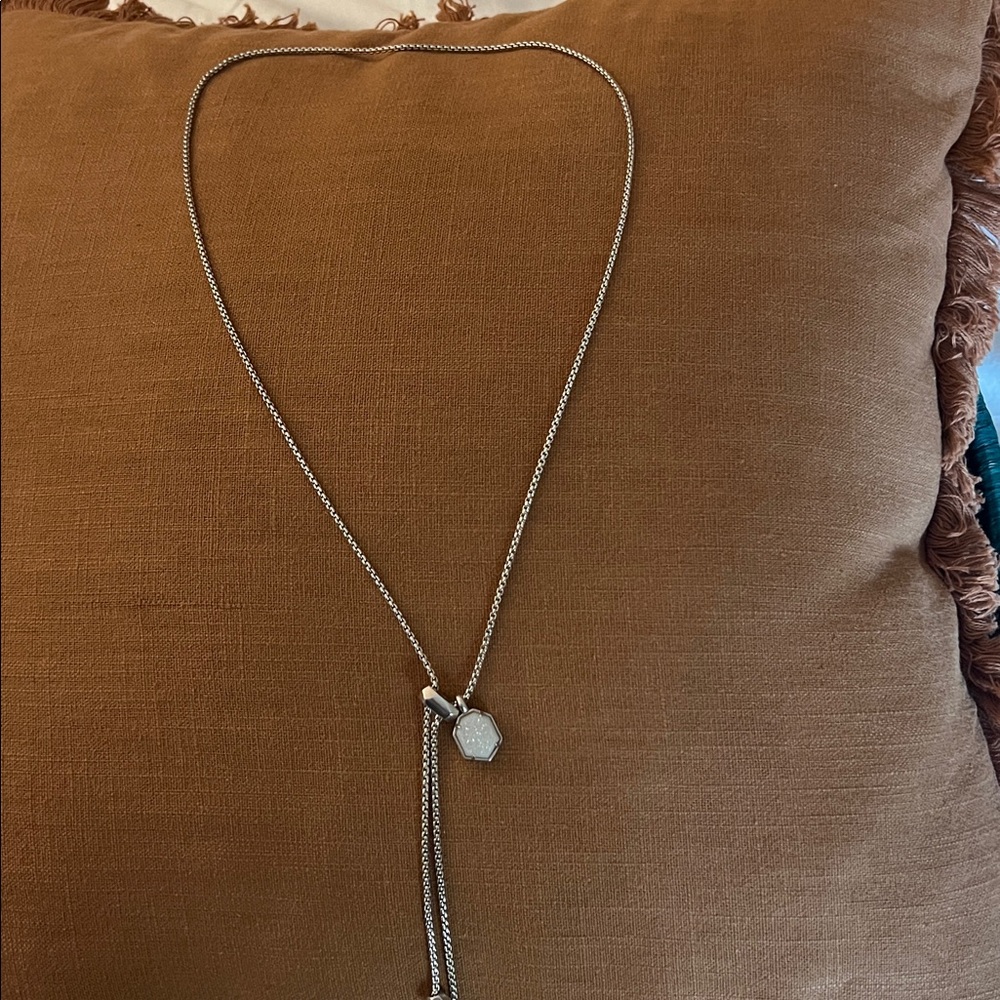 Metal adjustable bolo necklace with hexagonal pendant - Picture 5 of 6
